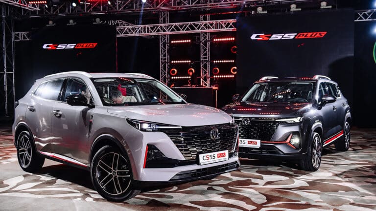 Changan CS55 Plus и Toyota Camry исчезли из автосалона Астаны, а владельцы без денег