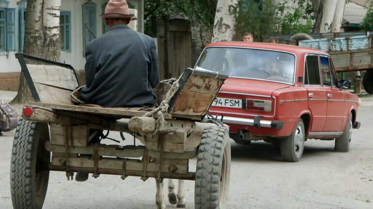 Число казахстанцев, живущих за гранью бедности, резко выросло