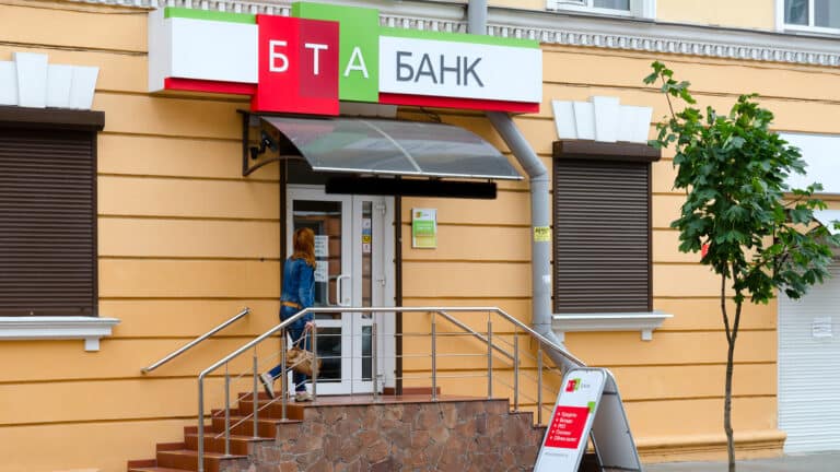 Топ-менеджеры БТА Банка миллионера Ракишева получают около 6 млн тенге в месяц