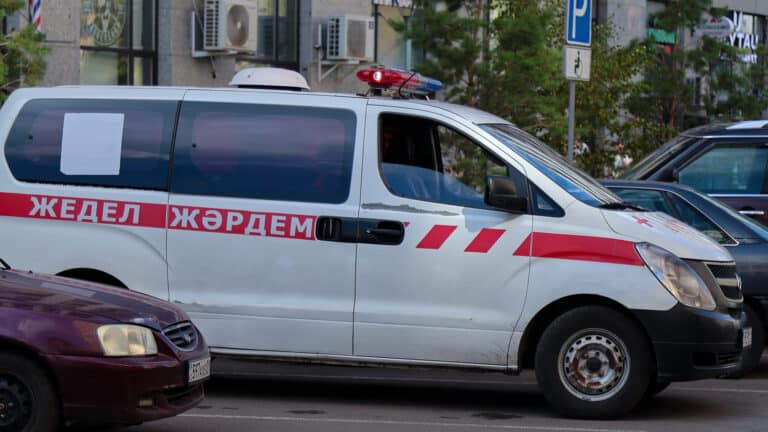 Нет кондиционеров: жители Актау просят проверить машины скорой помощи