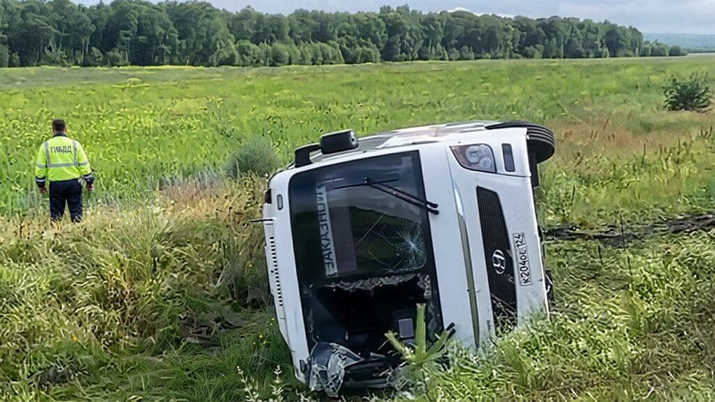 Рөлде ұйықтап кеткен әйелдің кесірінен 27 бала отырған автобус аударылды