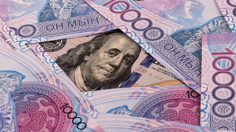 Тенге укрепился несмотря на падение цены на нефть