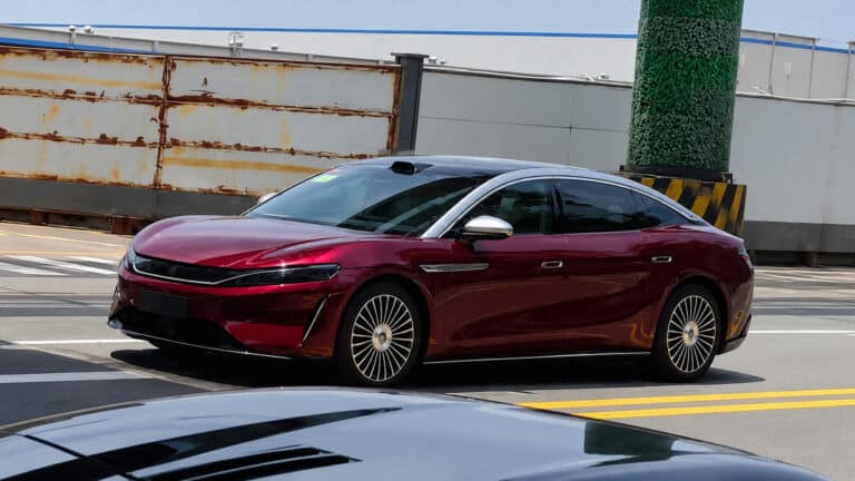 BYD готовит огромный седан с запасом хода 1008 км и зарядкой за 9 минут