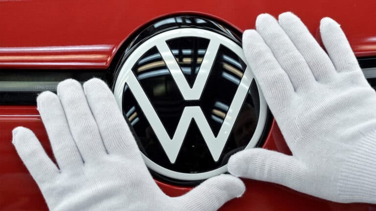 Volkswagen сдается под натиском Китая, сокращая мкомплектации