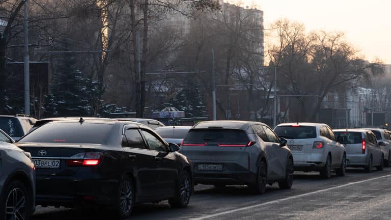 Алматинцы ищут плюсы в пробках на улице Толе би из-за строительства ЛРТ