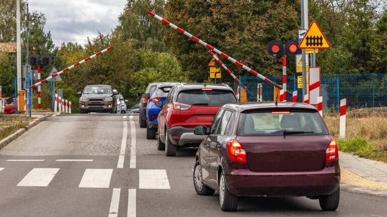 Поезда против автомобилей: на переездах Казахстана произошло 20 аварий