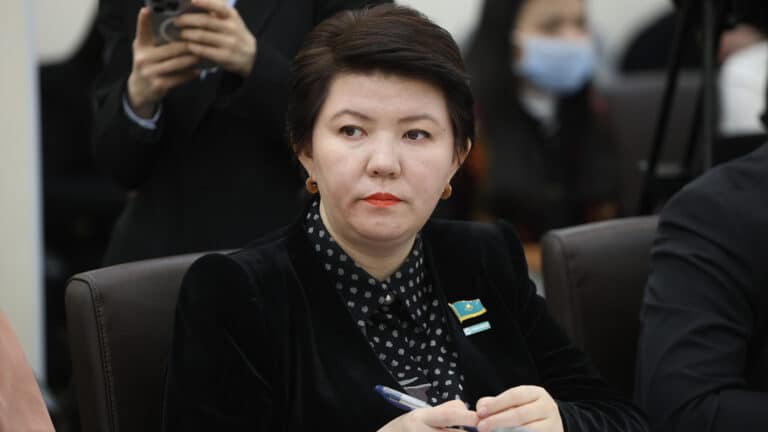 Десятки уволенных чиновников Минпросвещения обвинили министра Сулейменову в буллинге