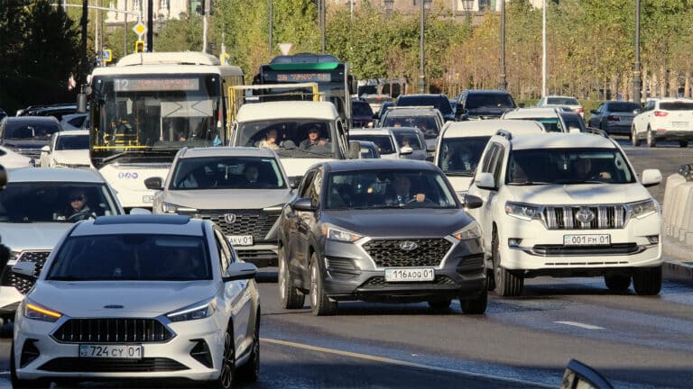 Водителям рассказали, как подготовить машину и себя к сильной жаре