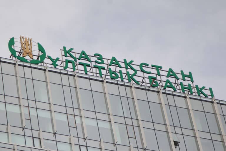 Сулейменов и другие руководители Нацбанка заработали 2 млрд тенге в 2025 году