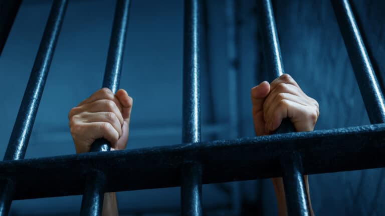 Адам өлтіріп, ерте түрмеден босатылған әйел қайта кісі өлтірді