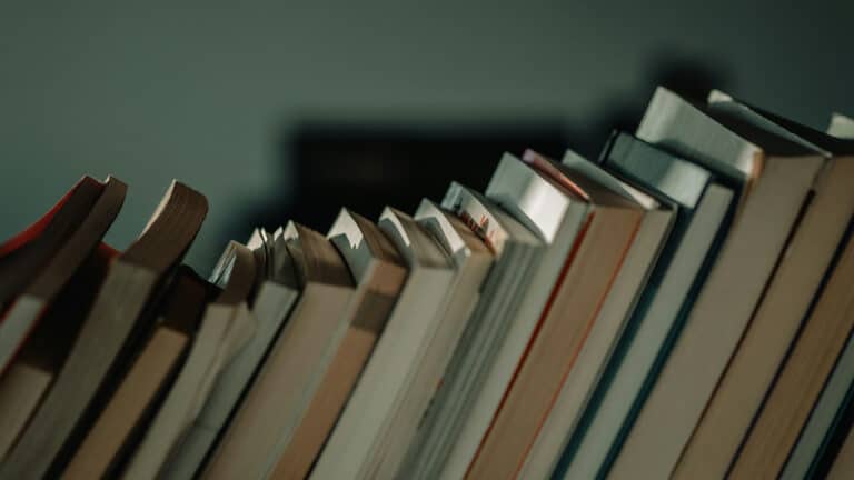 Врач из Астаны принес книжный шкаф для пациентов и призвал горожан делиться книгами 