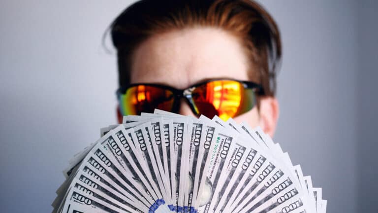 $300 млн за год: самого богатого блогера в мире назвал Forbes