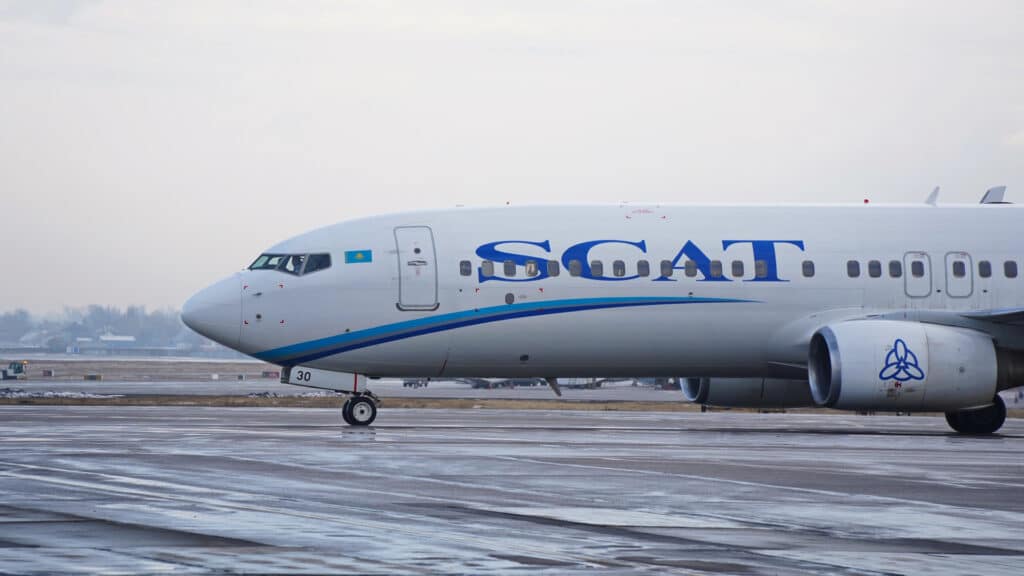 Глава авиакомпании SCAT получал в 2025 году 28 млн тенге в месяц / shutterstock, бильд-редактор: Милош Муратовский