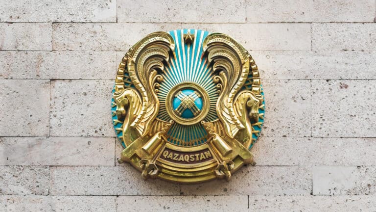 Выброшенный на свалку герб Казахстана исчез до приезда чиновников в Мангистау