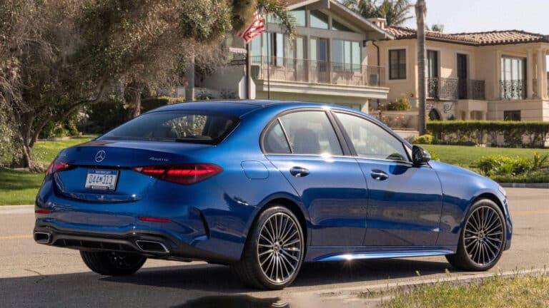 Mercedes-Benz отзывает 310 тыс. авто: они могут покатиться сами собой