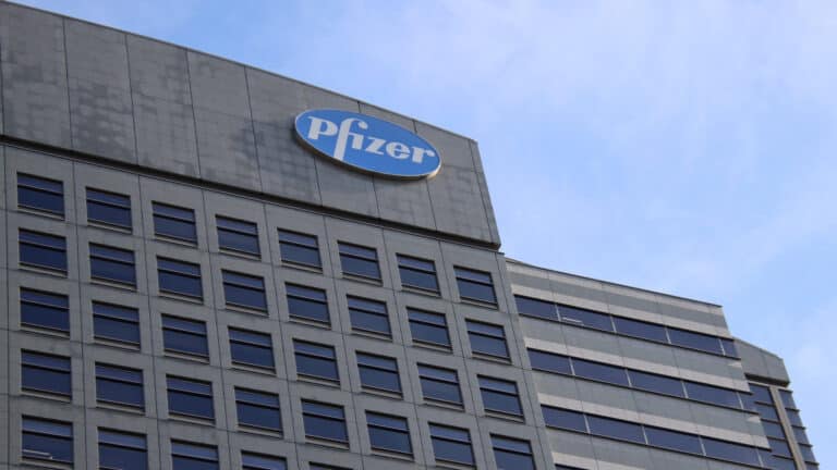 В Нью-Йорке начал разрушаться небоскреб Pfizer, не выдержав новых 11 этажей