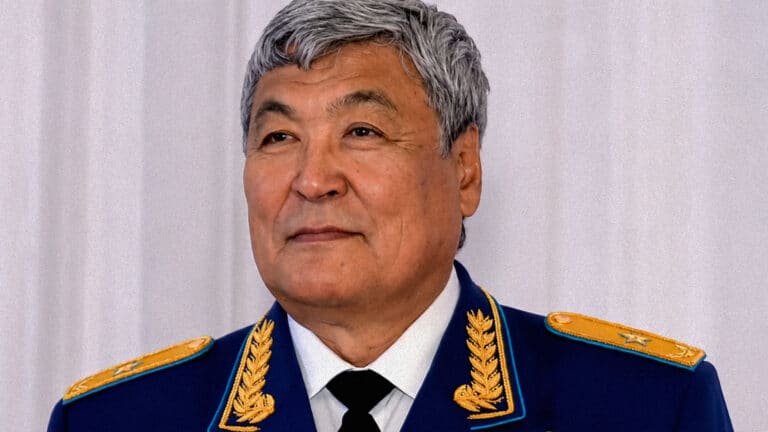 Бектенов вручил Токтару Аубакирову поздравление Токаева с 80-летием