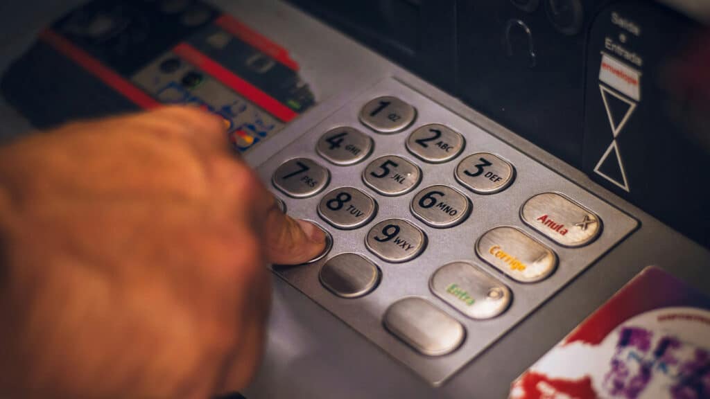 Восемь квартир арестовали у банды дропперов в Актобе за кражу 120 млн теңге