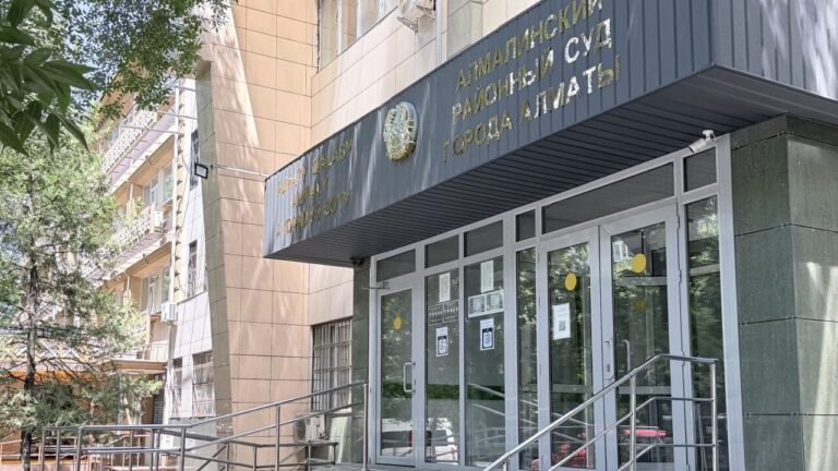 «ҚазТАГ» ісі: «Фридом Финанстың» экс-менеджері өзіне қоқан-лоқ көрсетілгенін айтты