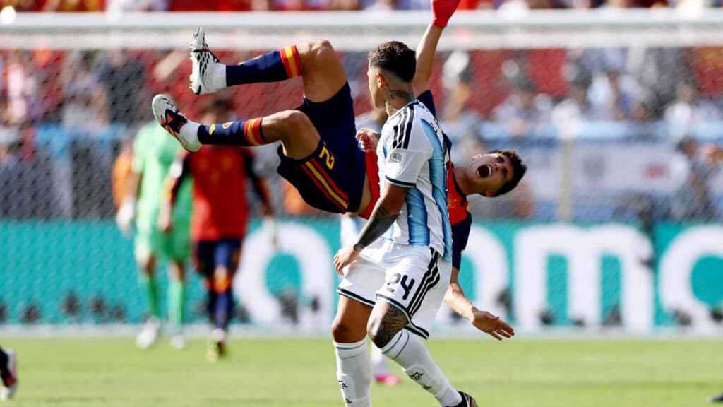 Soccer Football - FIFA World Cup 2026 - Final - Spain v Argentina - New York/New Jersey Stadium, East Rutherford, New Jersey, U.S. - July 19, 2026 Argentina's Enzo Fernandez fouls Spain's Pau Cubarsi before being shown a red card REUTERS/Lee Smith