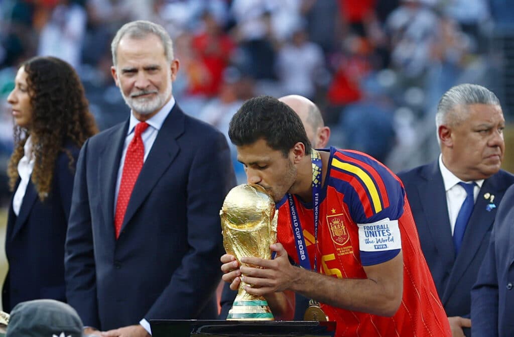 Soccer Football - FIFA World Cup 2026 - Final - Spain v Argentina - New York/New Jersey Stadium, East Rutherford, New Jersey, U.S. - July 19, 2026 Spain's Rodri kisses the World Cup trophy after winning the World Cup REUTERS/Lee Smith
