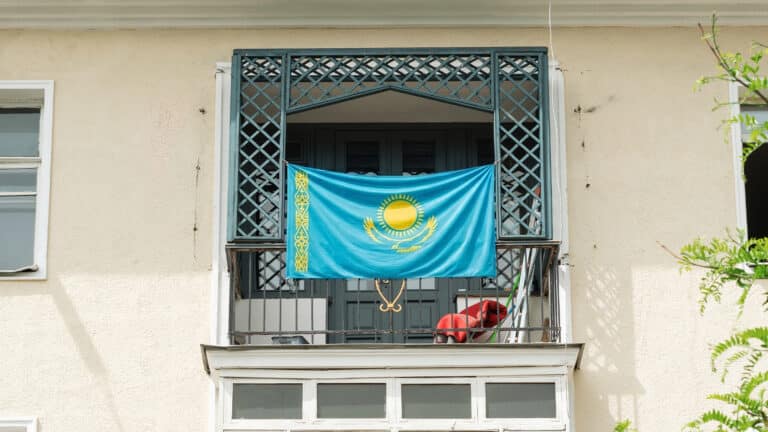 Флаг Казахстана разрешили вывешивать дома, но при одном условии