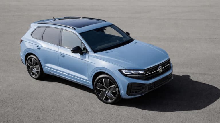 Volkswagen Touareg выдержал ракетный удар и уехал своим ходом