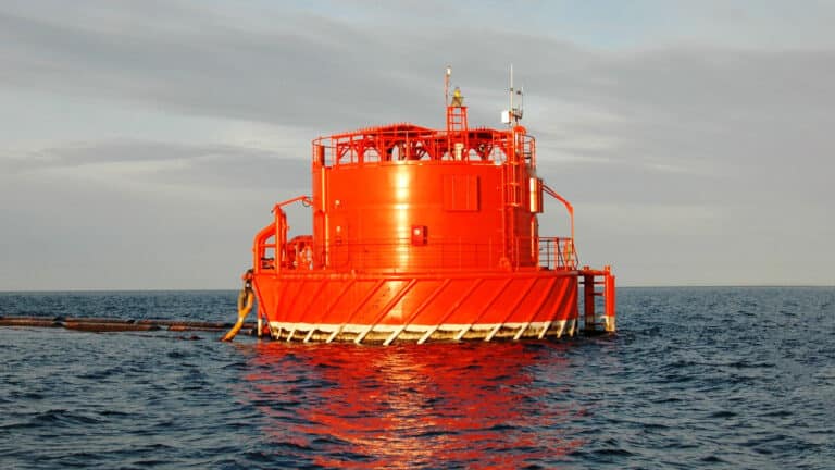 Экспорт казахстанской нефти через КТК возобновили после атак дронов и катеров