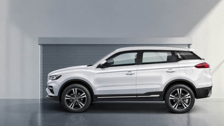 Видео с проржавевшим Geely Atlas Pro разделило автомобилистов