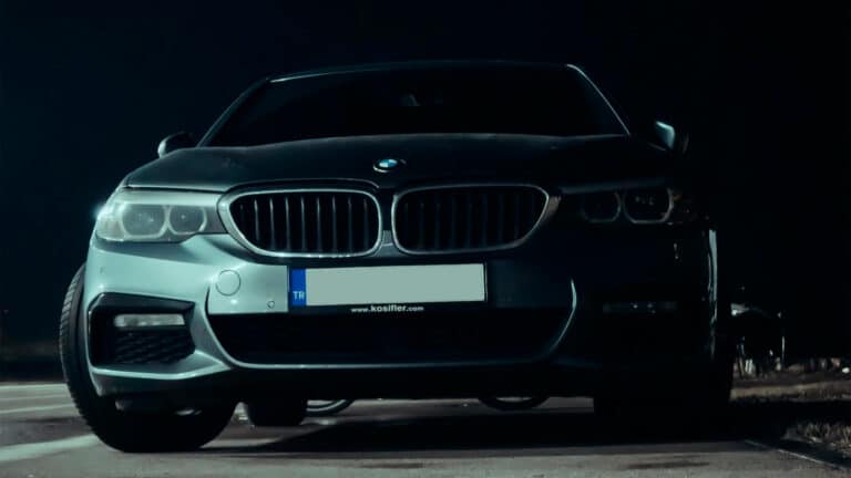 В Алматы водитель BMW снес арт-объект у музея на aль-Фараби