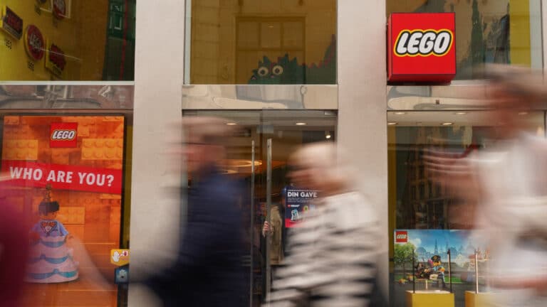Тысячи алматинцев выстроились очереди к первому LEGO Store в Казахстане