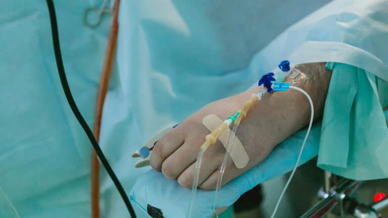 В Шымкенте врачи вернули способность ходить пациенту после ДТП