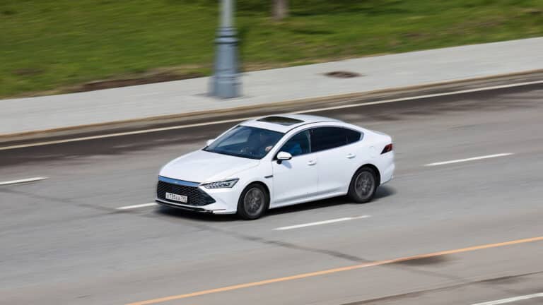 Гибрид BYD Qin Plus DM-i сгорел после массового ДТП в Китае