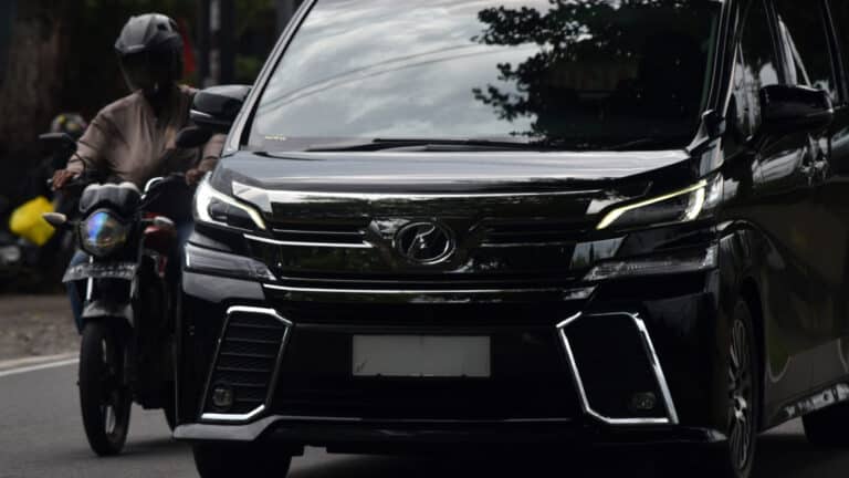 Сбившего ребенка водителя Toyota Alphard освободили по амнистии