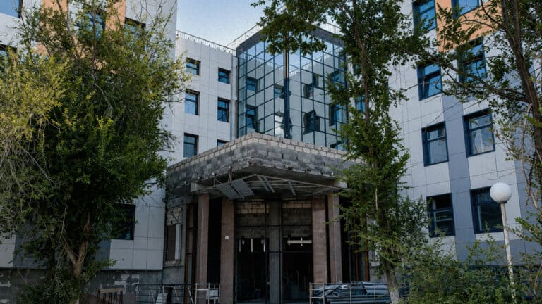 Ошибки в проекте: как достраивают главное медучреждение Атырауской области