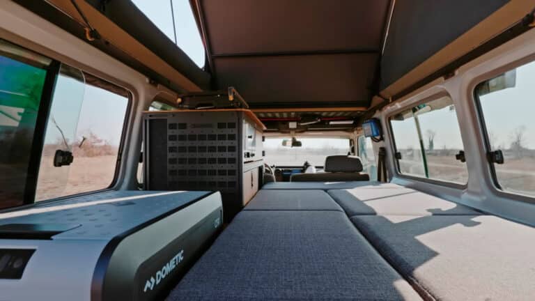 Toyota Land Cruiser превратили в дом на колесах без переделок