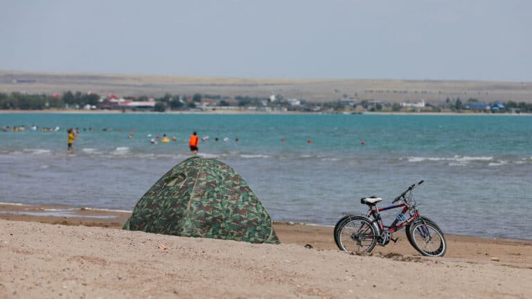 Популярный дикий пляж на Капчагае закрыли