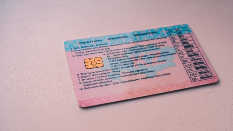 ШҚО тұрғыны жүргізуші куәлігін аламын деп 6,6 млн теңгесінен айырылды