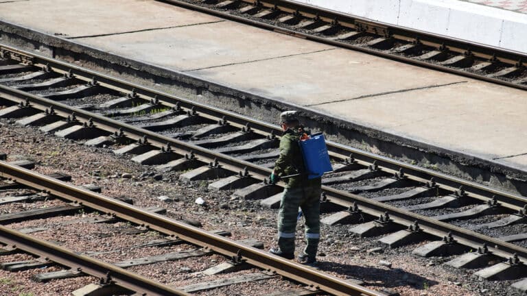 В Павлодаре железнодорожник получил осколок в глаз и доказал в суде, что не виноват
