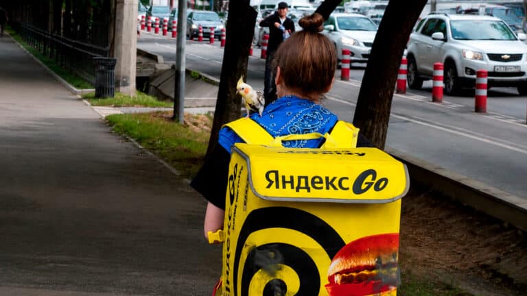 Девушку-курьера с попугаем обсуждают в Алматы