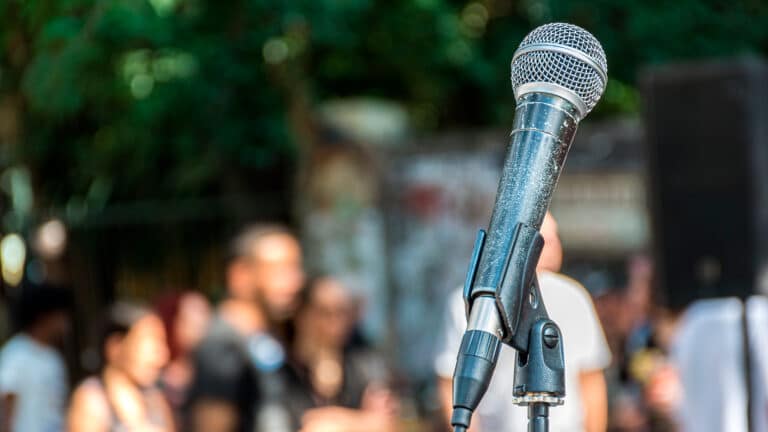 Алматинская полиция ищет матерящихся уличных певцов с Сайрана