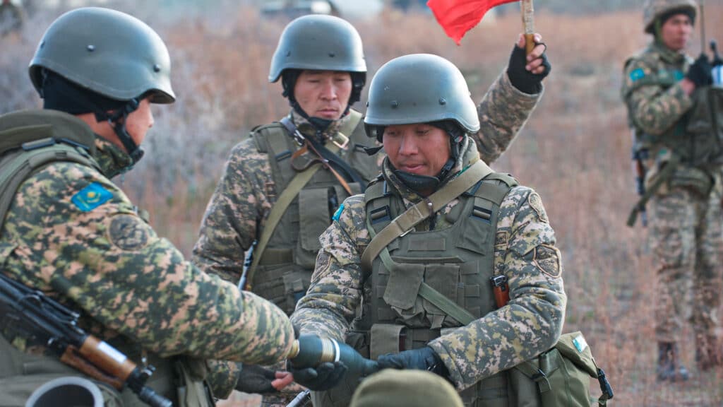 Казахстанских военных учат защищаться от дронов