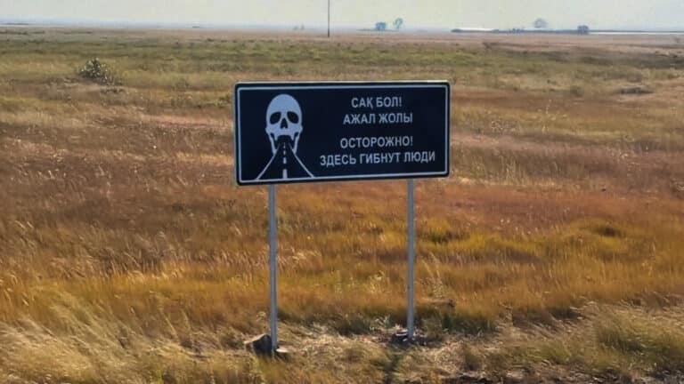 Самодельный щит на трассе Астана – Коргалжын убрали, но проблема осталась
