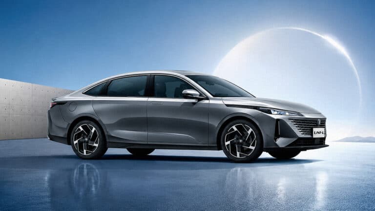 Changan бензинмен жүретін көліктерінен арзан электрлі Uni-L моделін ұсынды