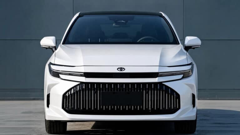 Toyota обновила Avalon в духе Camry и Crown