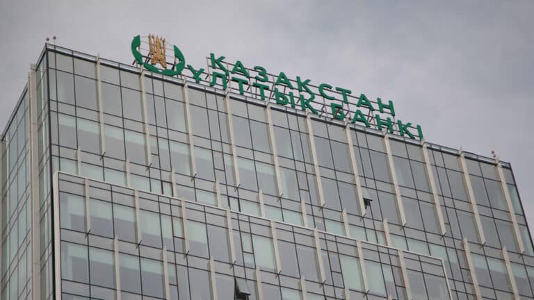 Нацбанк беспокоит, что крупный бизнес Казахстана берет кредиты в валюте