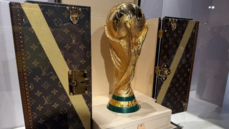 Футбольный Кубок мира доставят на стадион в роскошном кейсе от Louis Vuitton