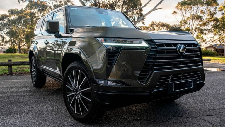 Видео с мягким капотом Lexus GX 550 вызвало споры в Сети