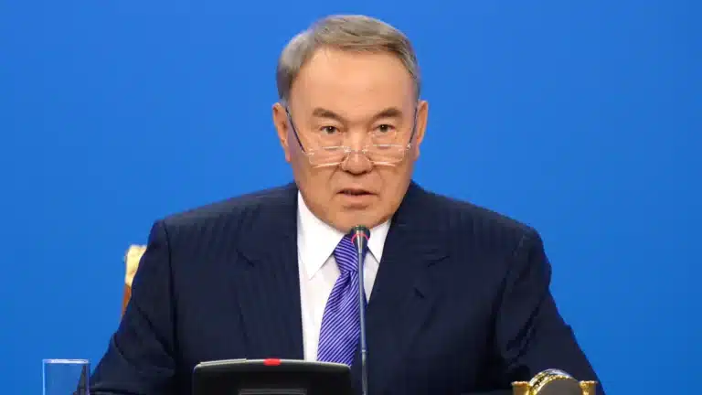 Тоқаев Назарбаевты туған күнімен құттықтады
