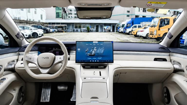 BYD выкатила флагман с запасом хода до 1660 км и зарядкой за 9 минут